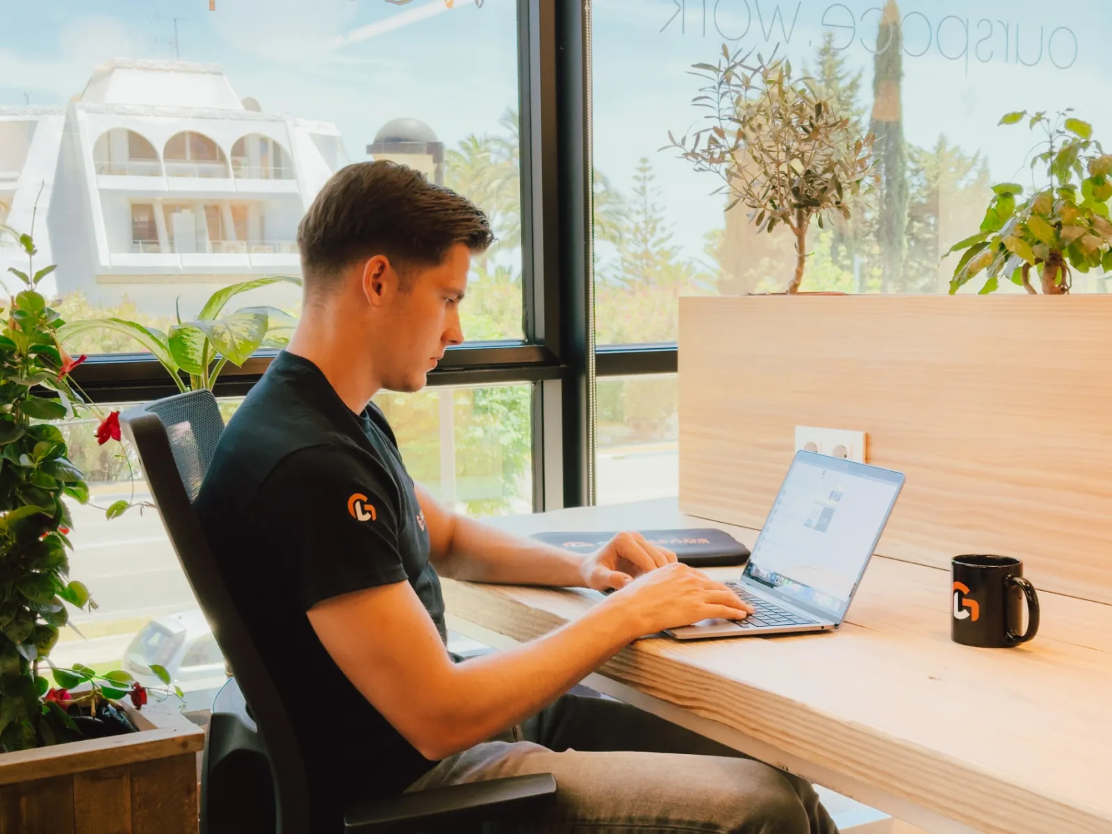Gigaleads teamlid aan het werk